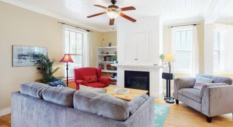 Vacation home | Beach nearby | Perfect for remote work | Pet-friendly in Lincoln