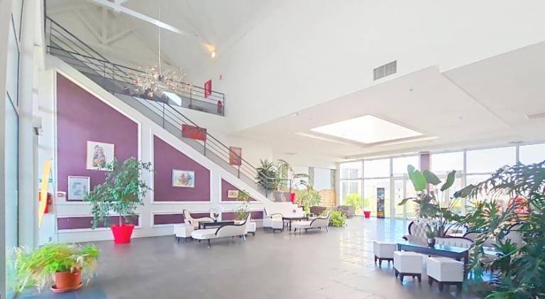 Serviced apartment with pool & yard | Perfect for remote work — photo 2