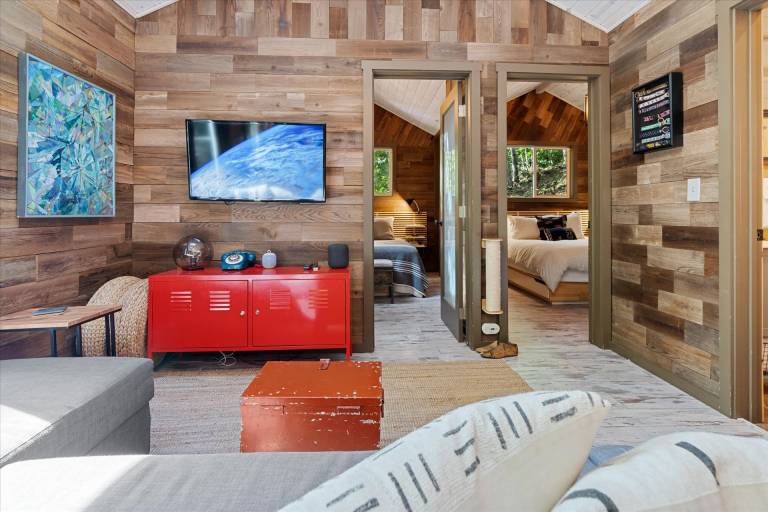 Vacation home with BBQ, patio & hot tub — photo 4