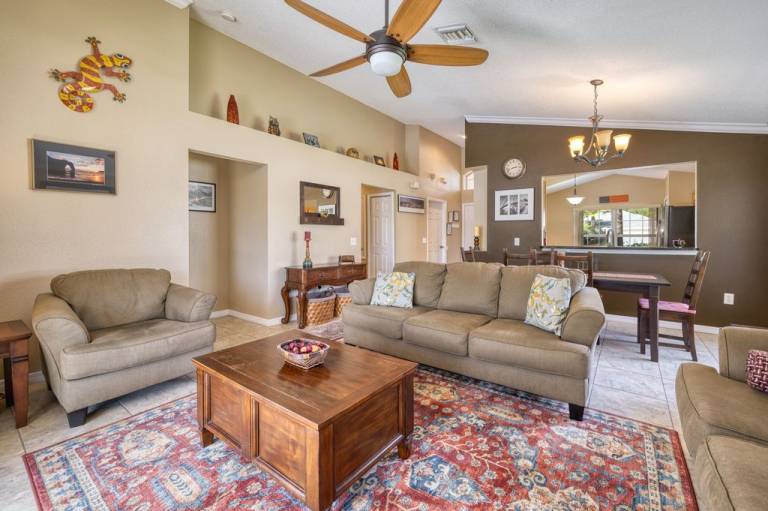 Charming 3BR home in Kissimmee with private pool and lake view, perfect for families. — photo 2