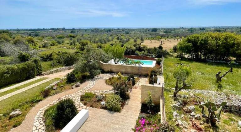 Villa with pool — photo 5
