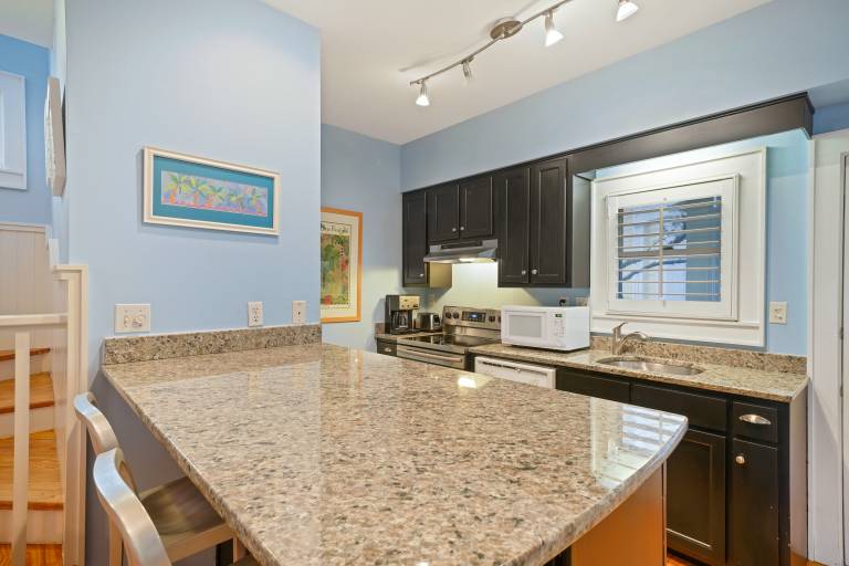 Vacation home with heated pool | City view — photo 4