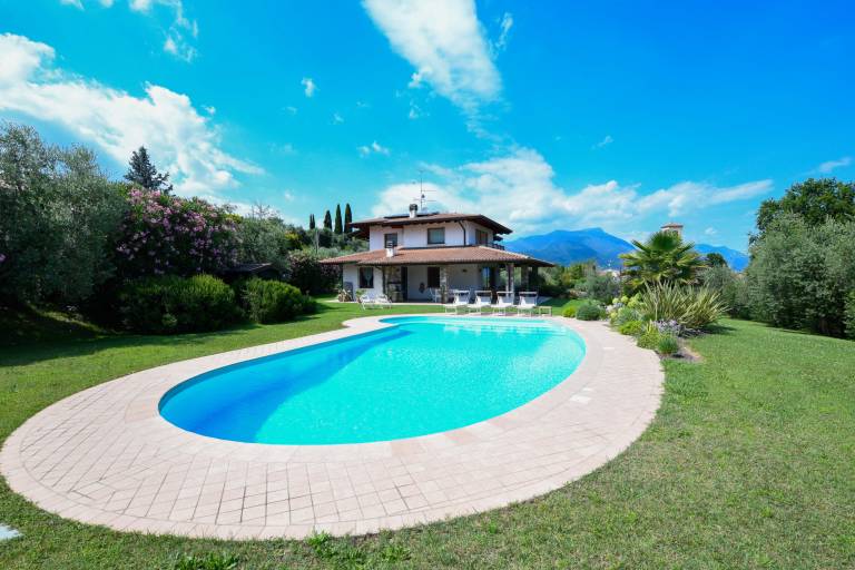 Villa with patio, garden & jacuzzi — photo 4