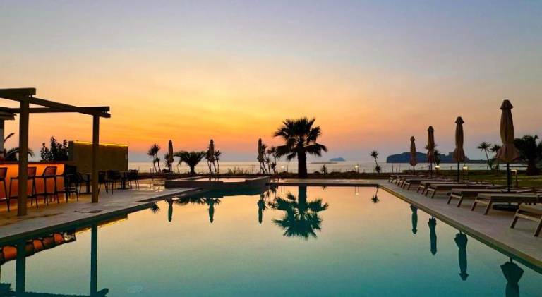 Pleasant serviced apartment with garden, pool & grill | Next to the beach | Pets are welcome in Kissamos