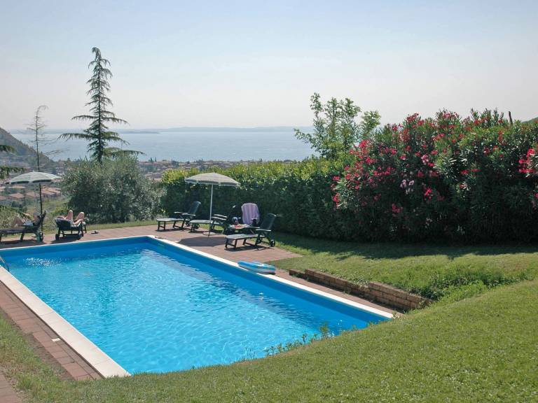 Rental apartment with yard, pool & patio — photo 2