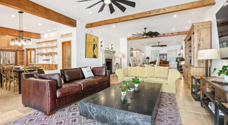 Vacation home with pool & sauna | Close to Bank of America Plaza — photo 4
