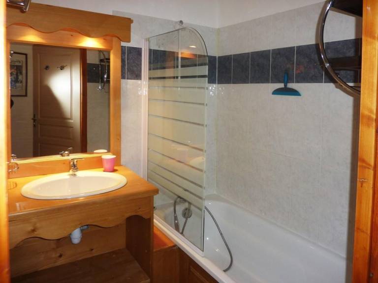 Resort center, 1st floor, swimming pool, sauna, balcony, tv, ski locker, 50m², Les Orres — photo 5