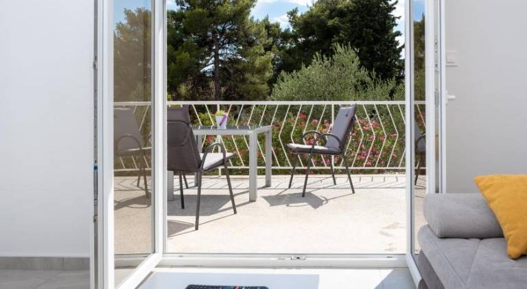 Apartment with patio, yard & BBQ — photo 2