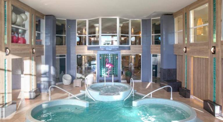 Serviced apartment with garden, pool & patio — photo 3