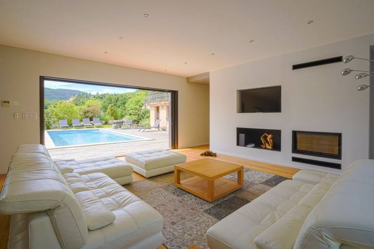 Villa with terrace, private pool & yard — photo 3