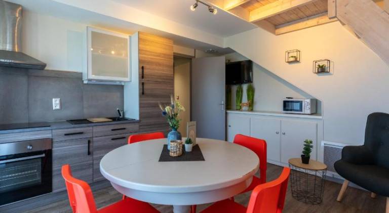 Serviced apartment with garden, patio & pool — photo 2
