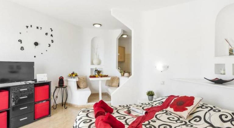 Apartment with pool — photo 2