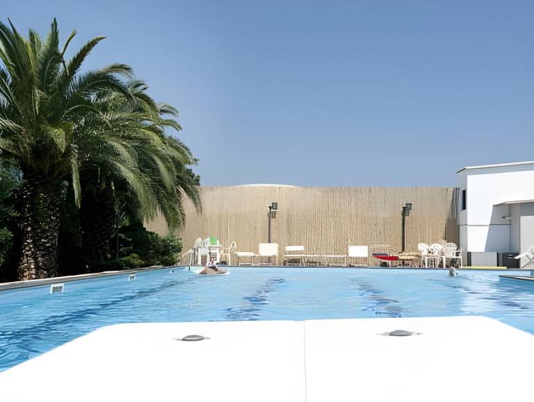 Nice serviced apartment with patio, pool & garden | Dogs allowed — photo 3
