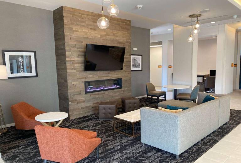 La Quinta Inn & Suites by Wyndham Centralia — photo 3