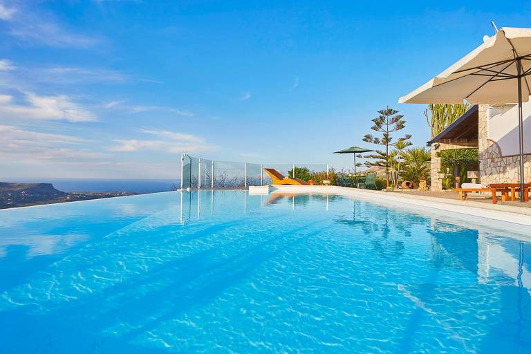 Pleasant villa with private pool, BBQ & yard | Dogs allowed — photo 2
