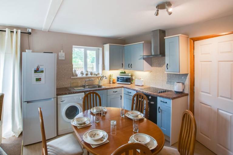 Charming cottage with BBQ & yard | Pets allowed — photo 3