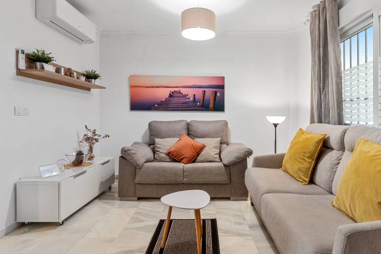 Centrally Located Penthouse with Balcony, Wi-Fi & Air Conditioning in Fuengirola — photo 5