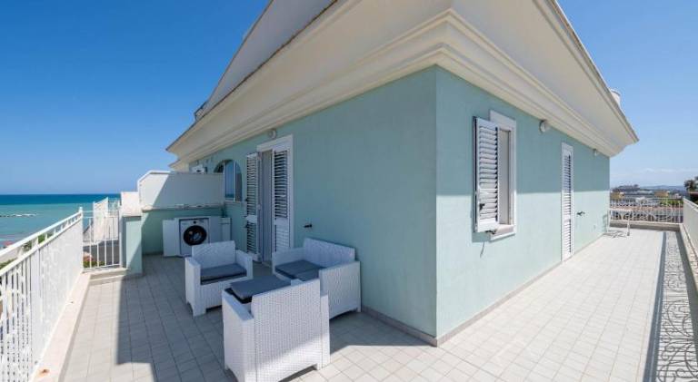 Beautiful rental apartment with yard & terrace | Beach nearby | Pet-friendly — photo 5
