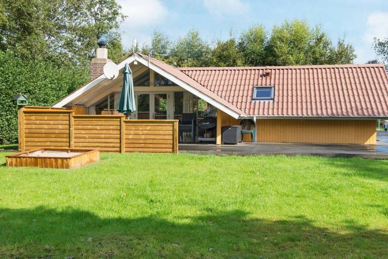 Fully equipped charming vacation home with terrace | Pets allowed in Ringkobing