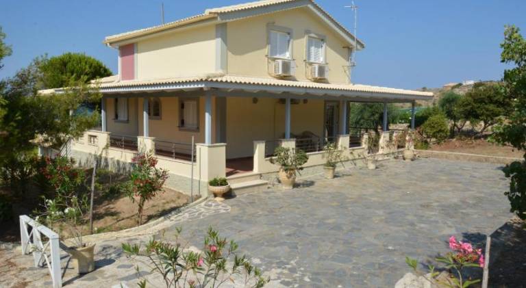 Villa with yard, barbeque & terrace — photo 5