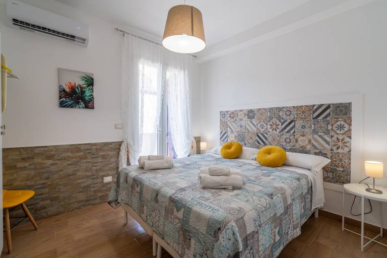 Beautiful holiday apartment with fast internet, patio & grill | Garden view | Close to the beach | Suitable for remote work | Pet-friendly in Syracuse
