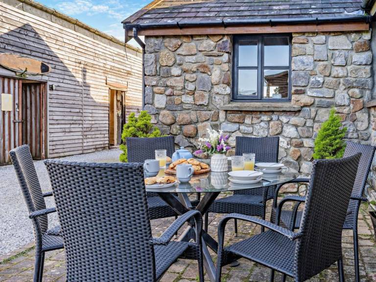 Cottage with grill & yard — photo 2