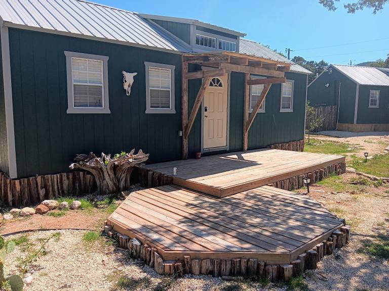 Cabin  Leakey