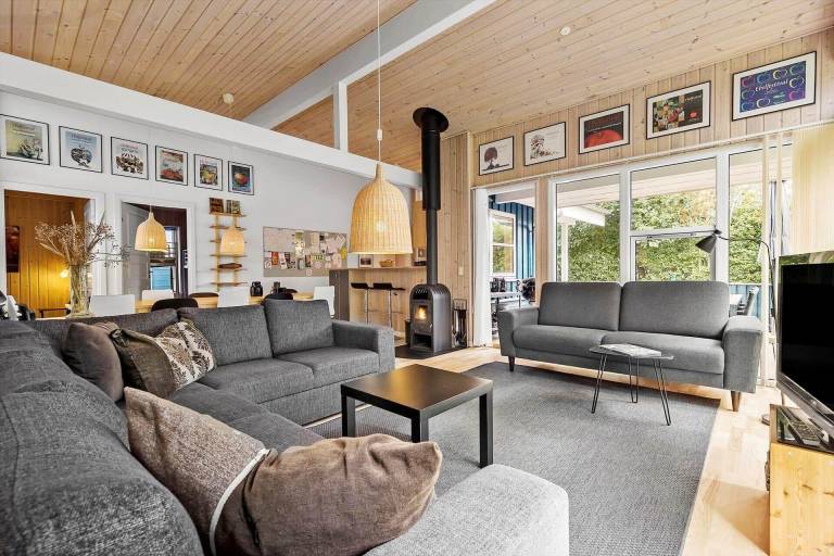 Vacation home with barbeque, sauna & patio — photo 3