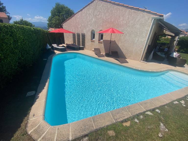 Child-friendly house with private pool, patio & garden | Garden view | Dogs allowed — photo 2