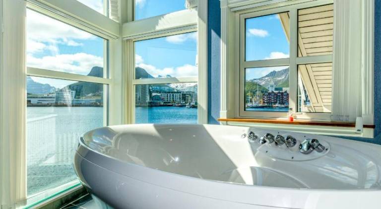 Svolvær Havn Waterfront Villa — photo 5