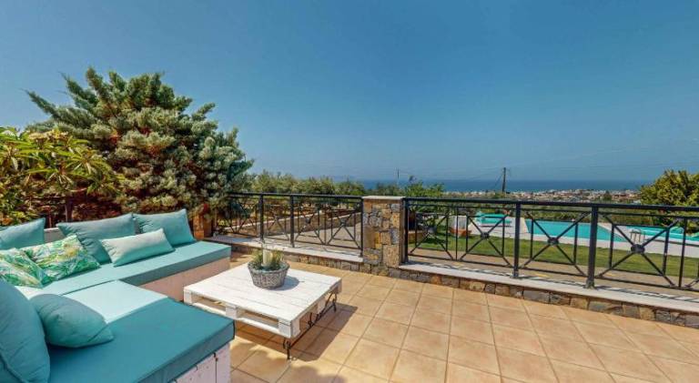 Villa with private pool, yard & terrace | Pets are welcome — photo 4