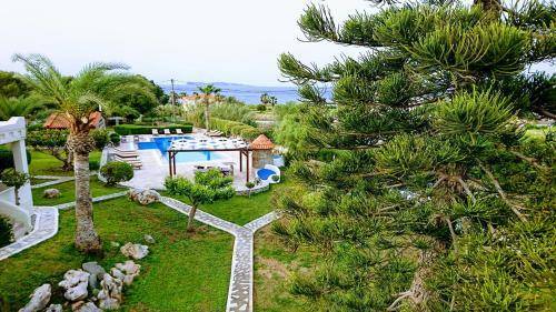 Apartment with pool, patio & garden | Pets allowed — photo 4