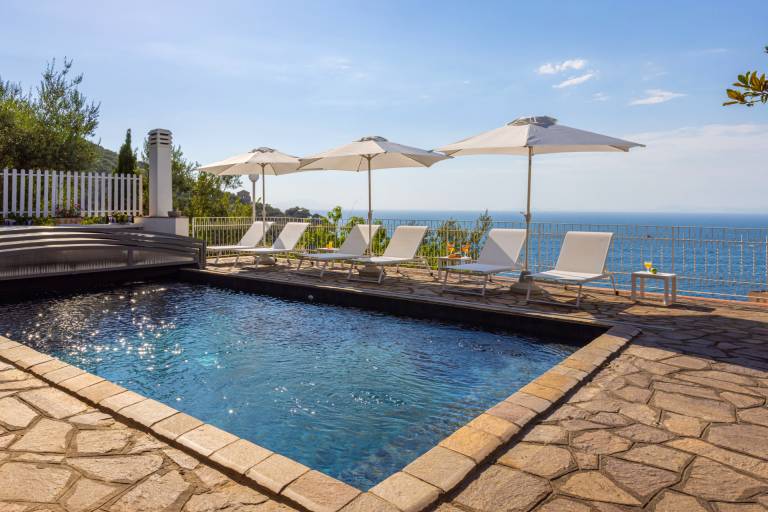 Seaview Luxury Villa with terrace, gym, jacuzzi, pool & bbq in Sorrento
