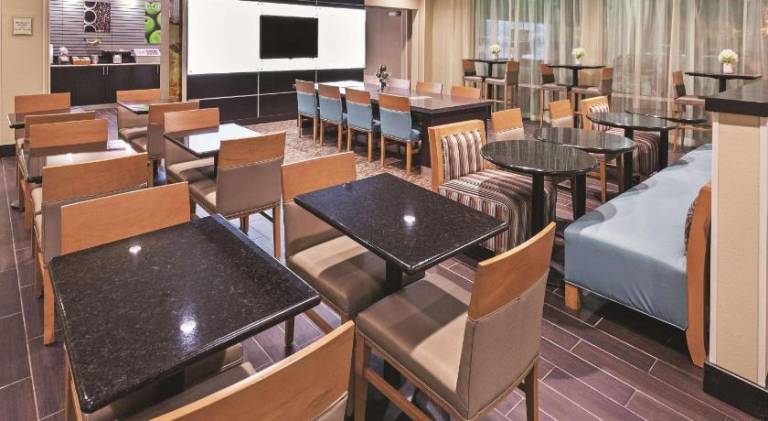 La Quinta Inn & Suites by Wyndham Wichita Falls - MSU Area — photo 5