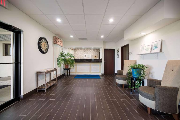 Ramada by Wyndham Effingham — photo 4