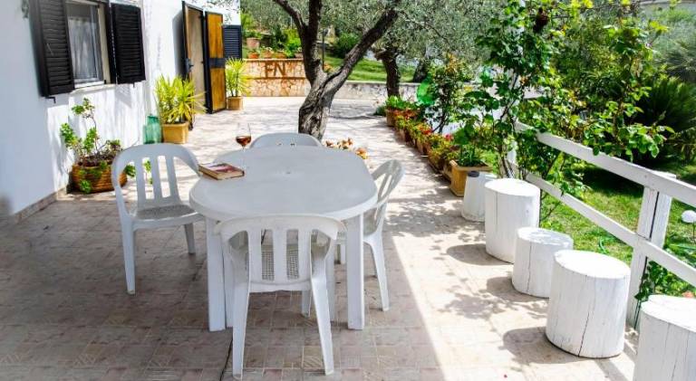 Vacation home with patio, barbeque & yard | Dogs allowed — photo 2