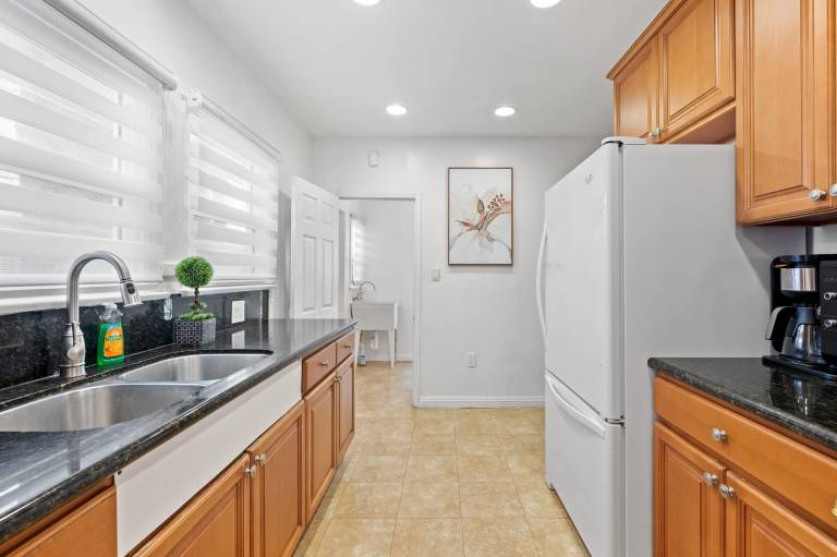 Cozy Home Near LA with Full Kitchen Laundry