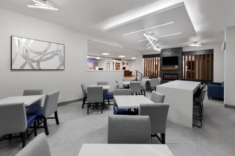 La Quinta Inn & Suites by Wyndham Houston Stafford Sugarland — photo 4