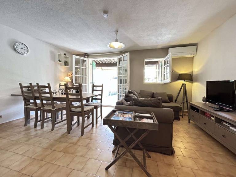 Vacation home with garden — photo 3
