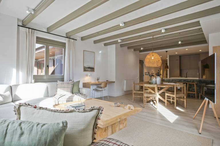 Holiday apartment with patio & fast internet | Mountain view in Lleida