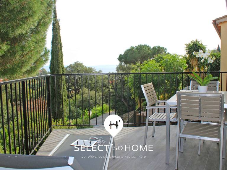 Sea view terrace, walk to beach, pets welcome in Le Lavandou