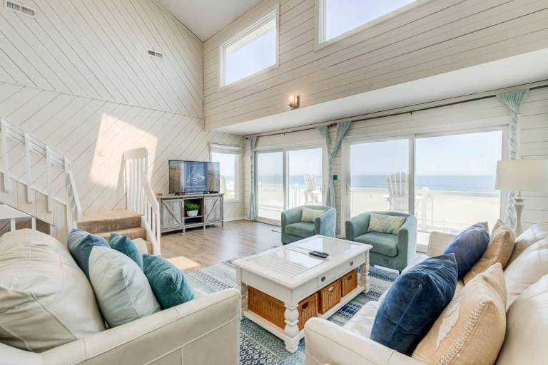 Shore Relaxin' Oceanfront Dog Friendly, Private Pool, Hot Tub — photo 4