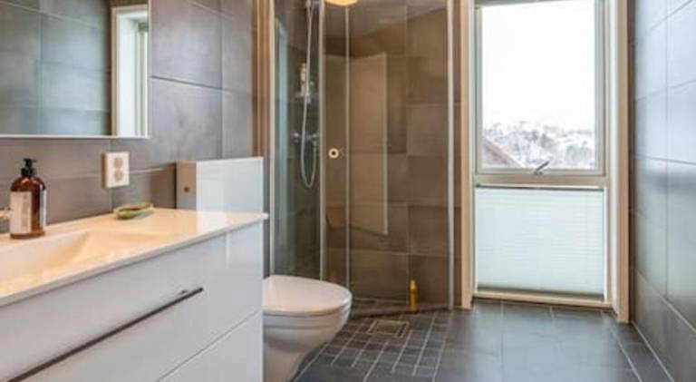 Seaview and private roof top terrace with jacuzzi in Lofoten — photo 2