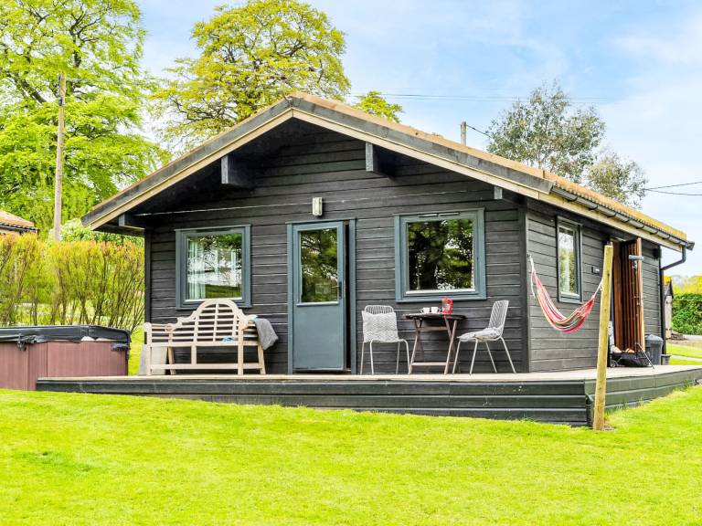 Lodge 6 - Hot Tub Lodge in Cornwall, ON