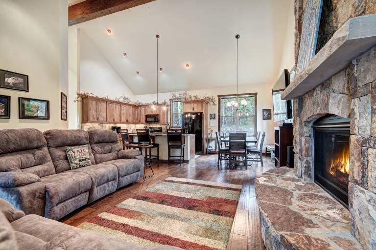NEW Riffel's River Retreat- Elegant, Dog-Friendly, Mobility-Friendly! — photo 2