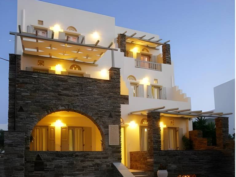 Rental apartment with yard & patio | Pet-friendly in Tinos