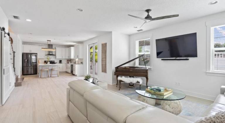 Vacation home with jacuzzi — photo 2