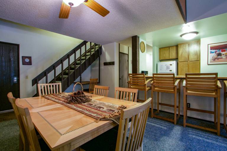 Beautiful condo with hot tub, sauna & pool | Close to the ski | Pets are welcome — photo 2