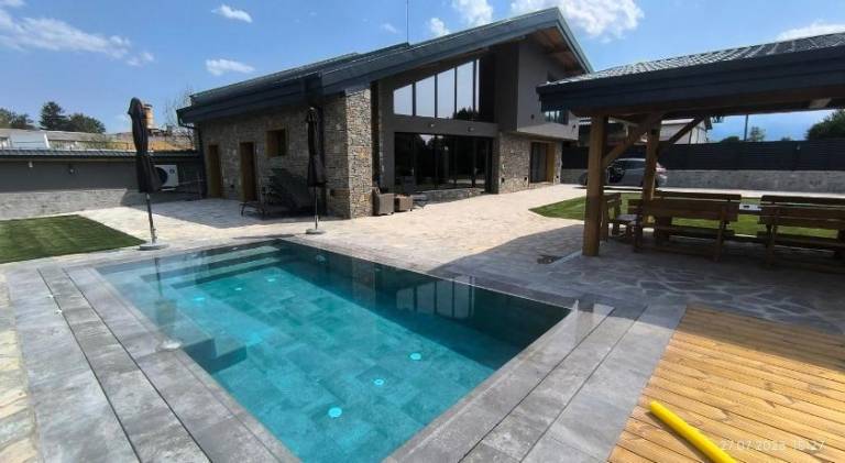 Villa with yard, terrace & grill in Razlog
