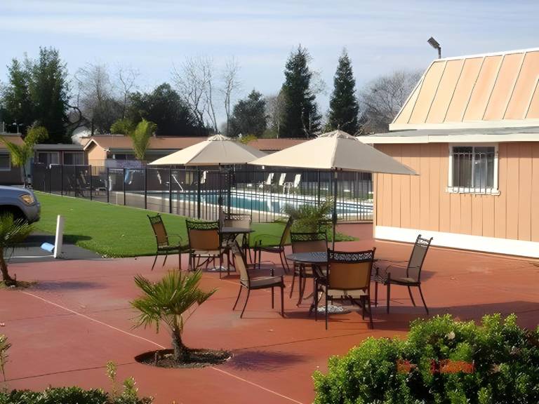 Tri Valley Inn & Suites — photo 5